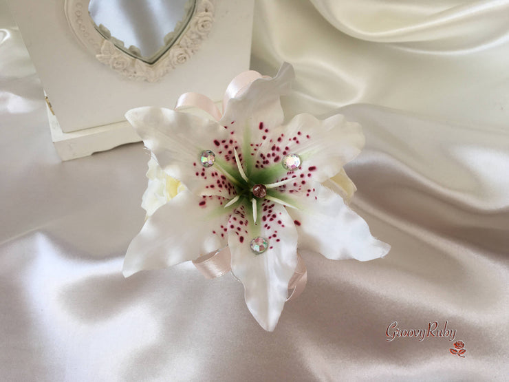 Small Tiger Lilies & Vintage Mocha Pink Roses With Foliage